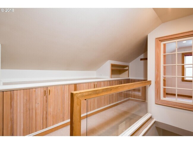 Building Photo - Hollywood District Home - 3 Bdrm 2 bths, 2290 sq. ft.