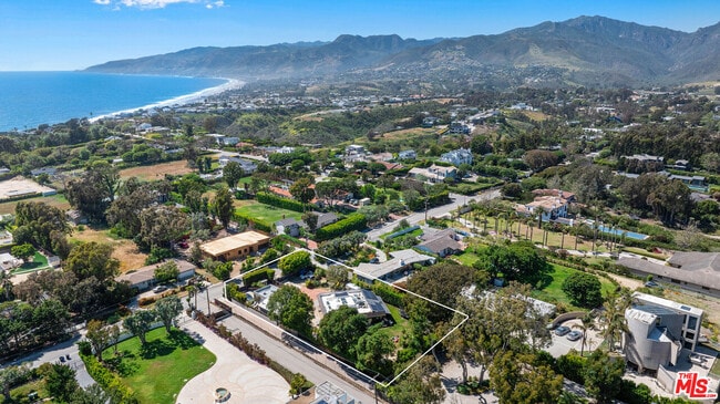 Building Photo - 7038 Dume Dr