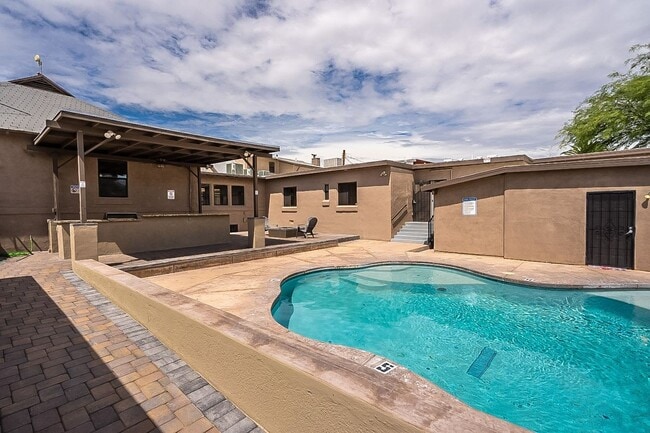 Building Photo - 928 E 6th St