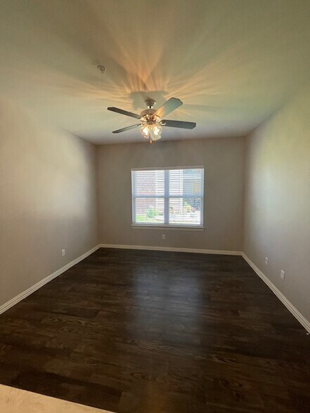 Building Photo - The Oaks Apartments