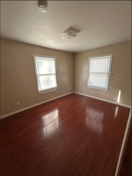 Building Photo - 561 N Knight St