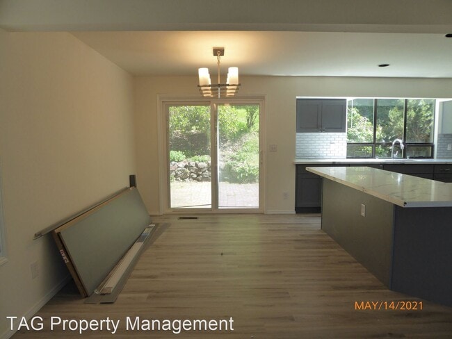 Building Photo - 4 br, 2.5 bath House - 5590 Highland Dr