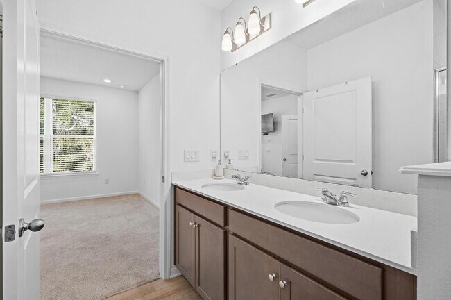 Building Photo - NEW TOWNHOME