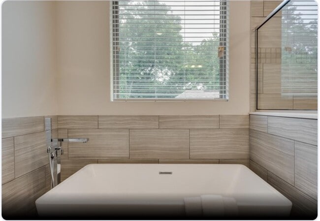 Building Photo - 3514 Bastrop St