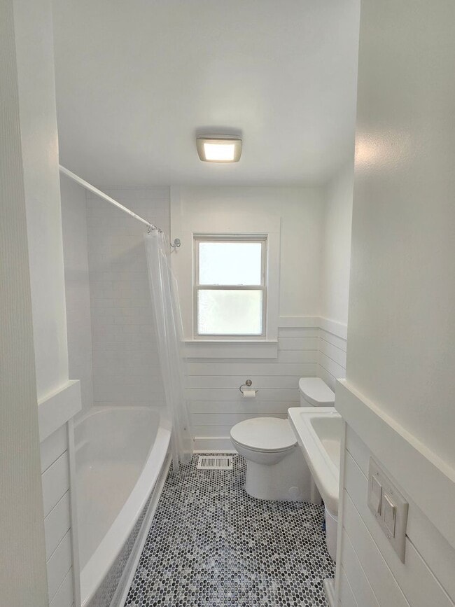 Building Photo - CAROLINA PLACE - Renovated 2 Bedroom - Gor...