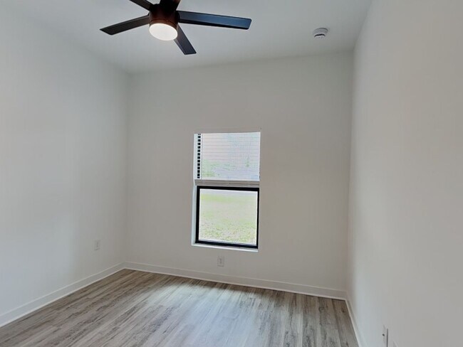 Building Photo - 151 Pine Ln