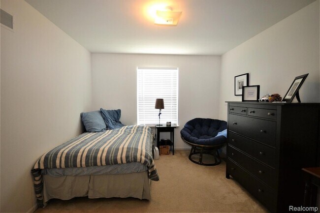 Building Photo - 4890 Spring Meadow Dr