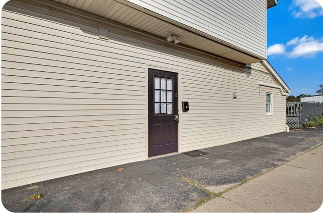 Building Photo - Furnished 1-Bedroom Apartment with Private Entrance and Free Laundry