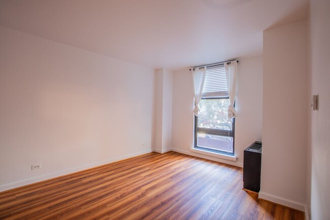 Building Photo - Beautiful 2 BR/1 BA Condo in Dupont Circle!