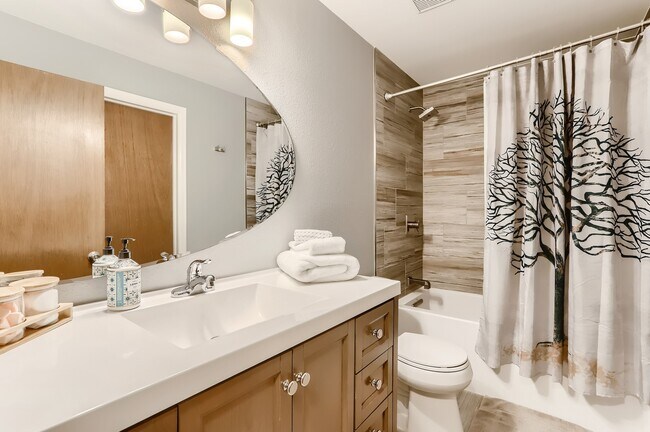 Building Photo - 1816 18th Ave