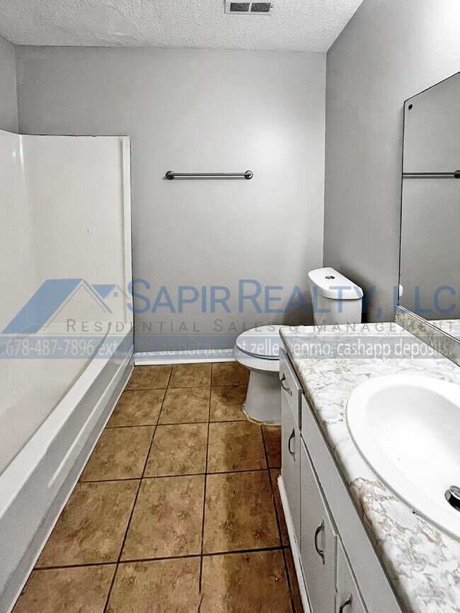 Building Photo - Move in before November 15th and choose yo...