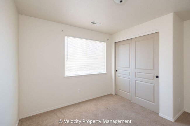 Building Photo - Great Home with Fully Fenced Back Yard.