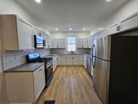 Building Photo - Fully Rehabbed 2 bedroom Townhome for Rent !