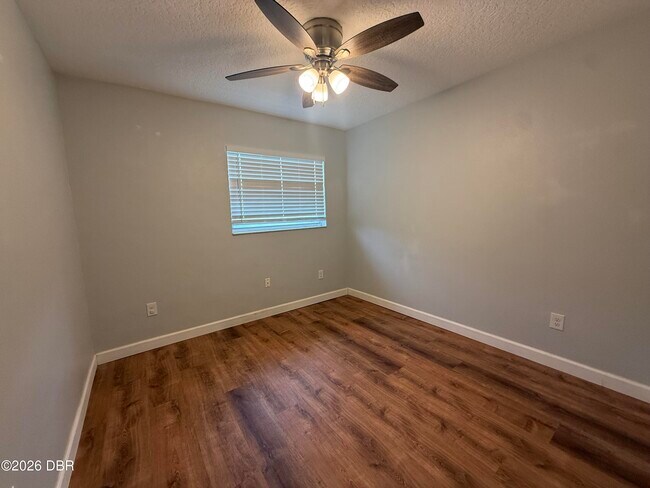 Building Photo - 228 E Holly Dr