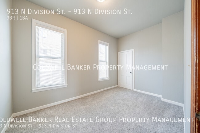 Building Photo - 913 N Division St