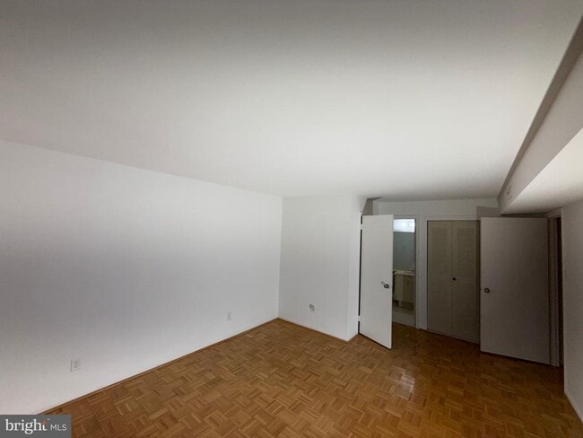 Building Photo - 1002 Valley Glen Rd