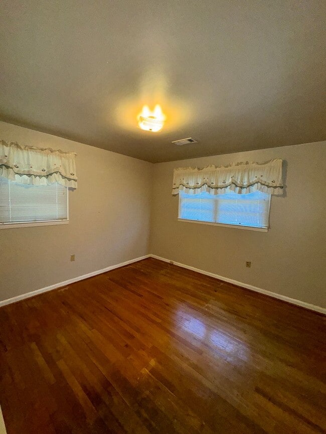 Building Photo - 3 Bed 2 Bath Brick Home