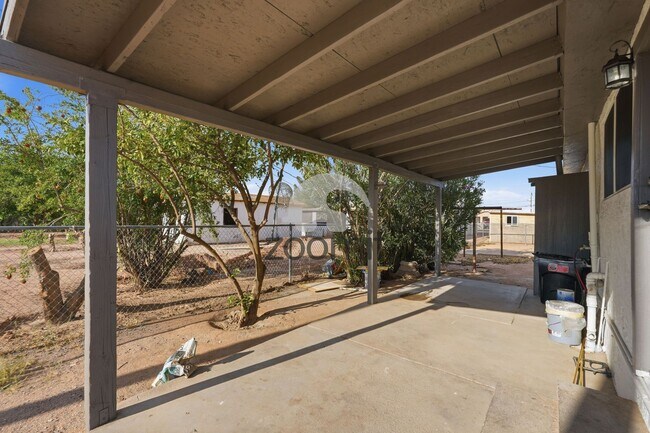 Building Photo - Welcome home to this beautifully updated 3-bedroom, 2-bathroom