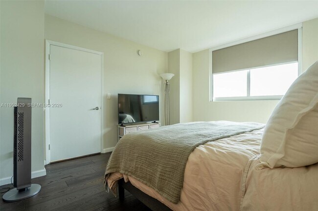 Building Photo - 1800 N Bayshore Dr