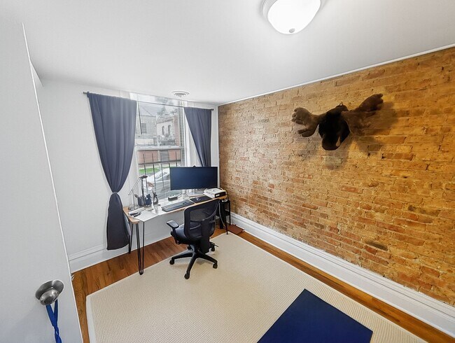 Building Photo - Large 2 BR/ 1 BA in Fantastic Wicker Park Location