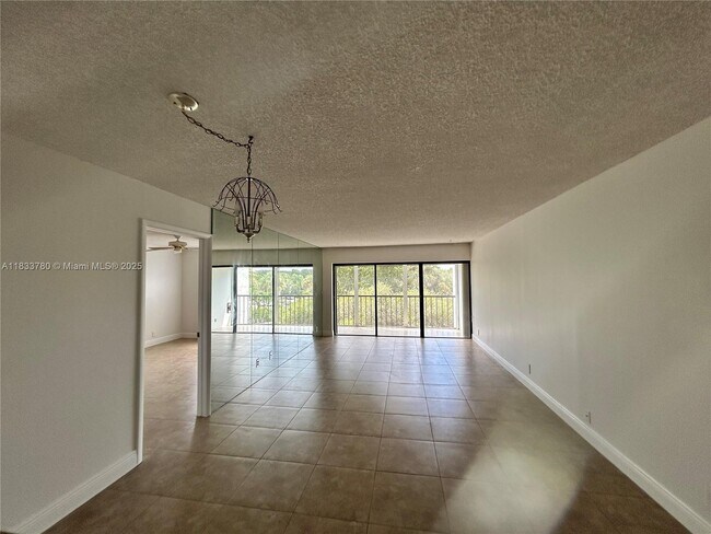 Building Photo - 200 Lakeview Dr