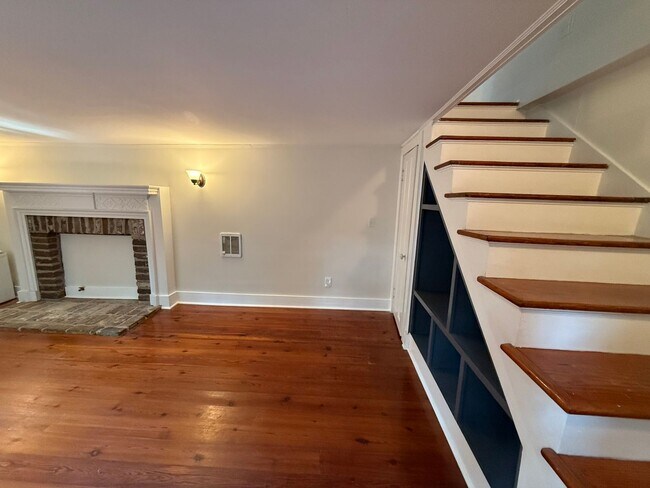 Building Photo - Charming Carriage Home Near The Charleston Battery