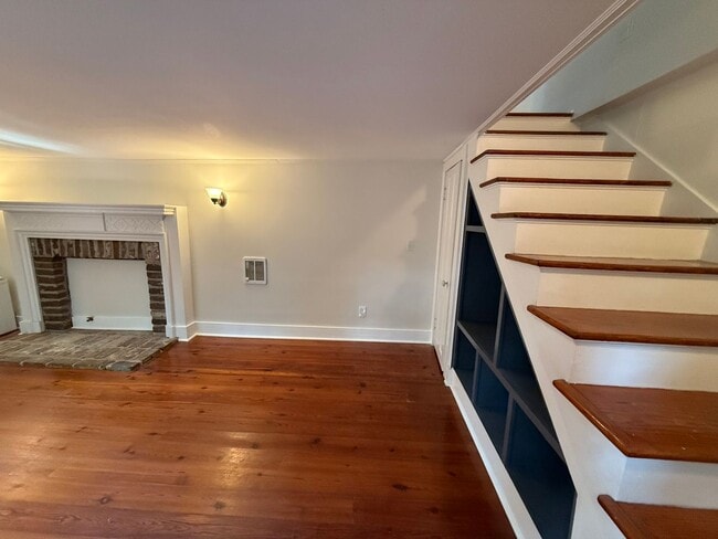 Building Photo - Charming Carriage Home Near The Charleston...