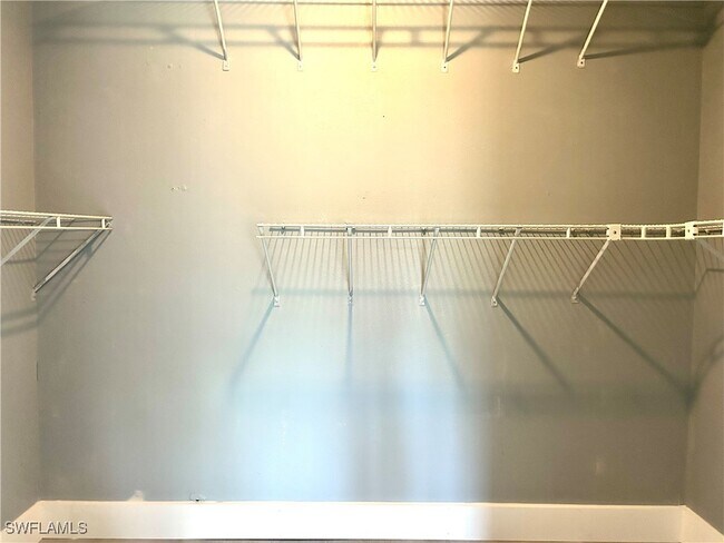 Building Photo - 652 NE 15th Ct