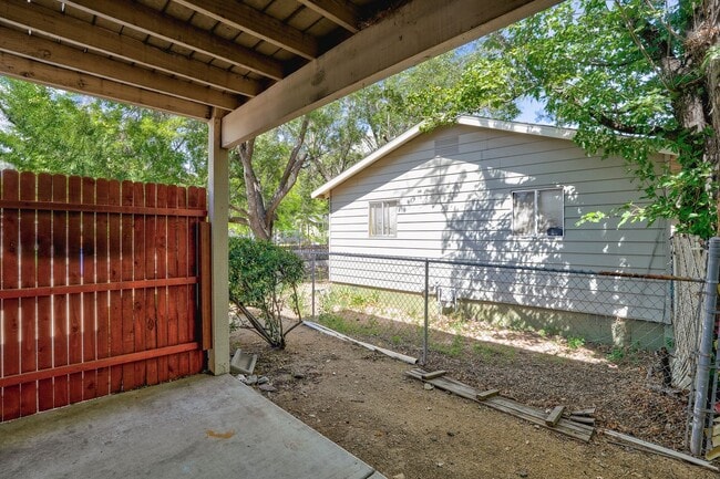 Building Photo - 875 Gail Gardner Way