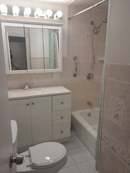 Building Photo - 206 Paris St