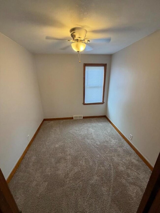 Building Photo - 116 W Maes Ave