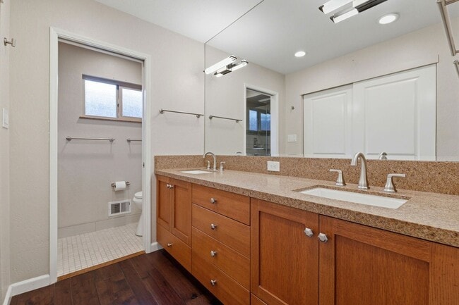 Building Photo - Beautifully Updated 3BR/2BA Home with Private Garden Oasis