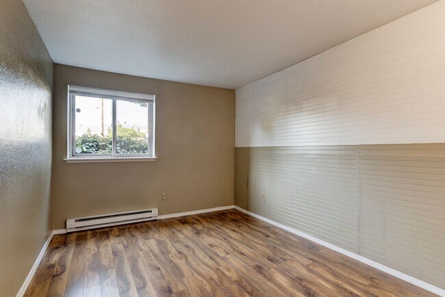 Building Photo - 2 Bedroom Downstairs Condo with Washer/Dry...
