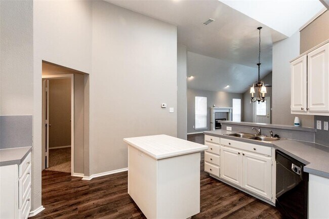 Building Photo - 923 Golden Grove Dr
