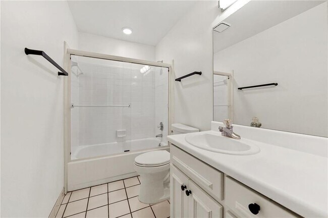 Building Photo - 1086 Pine Grove Ave NE