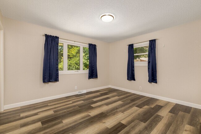 Building Photo - 5 bedroom 2 bath rental