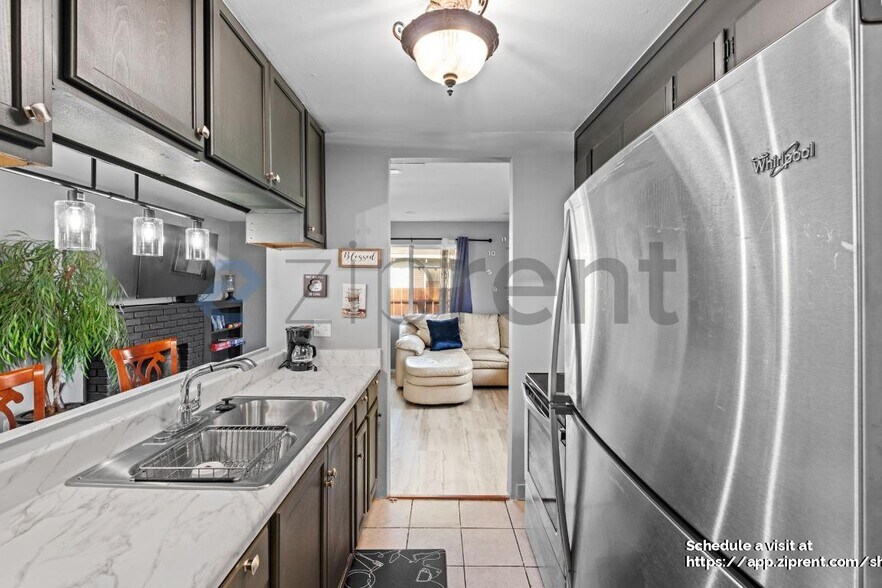 Building Photo - 325 Falcon Dr