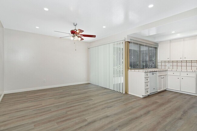 Building Photo - Beautiful & Large Home in Quiet Gatewood Hills - Private Backyard - 2-Car Garage