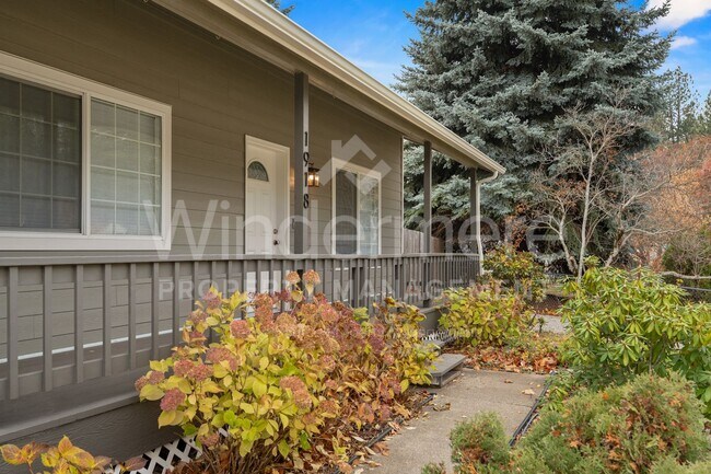 Building Photo - Updated 3 Bed 2 Bath Home With Brand New 2...