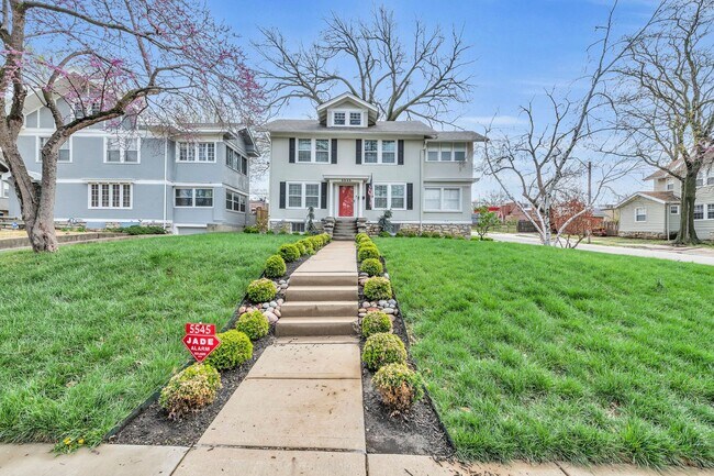 Building Photo - Gorgeous East Crestwood Home