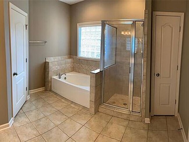 Building Photo - 725 Briarcliff Pl