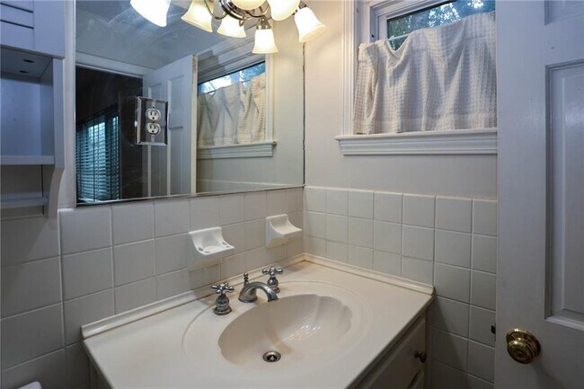 Building Photo - 115 Biscayne Dr NW