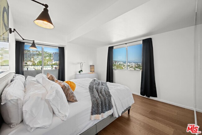 Building Photo - 838 N Doheny Dr