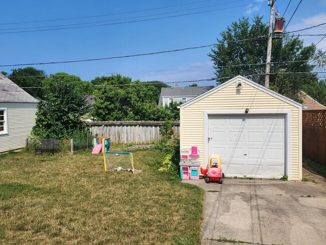 Building Photo - Cute 2 bedroom cape cod