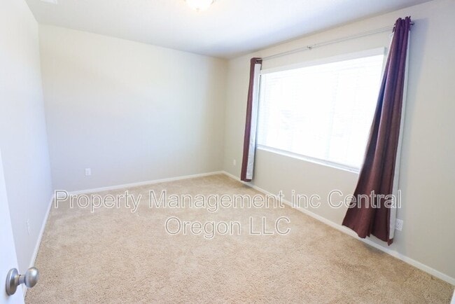 Building Photo - 61581 SE Lorenzo Dr