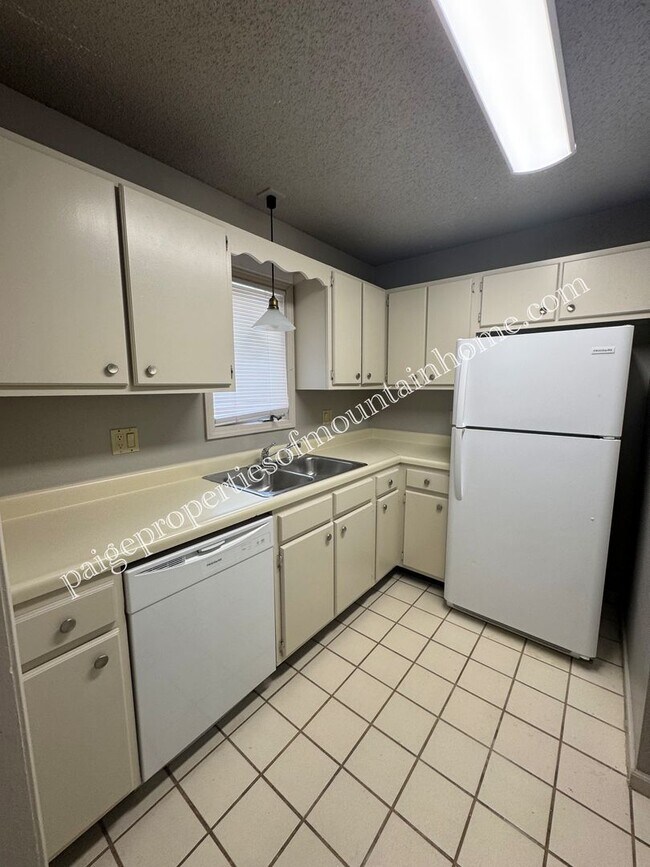 Building Photo - 605 Cooper Estates Dr