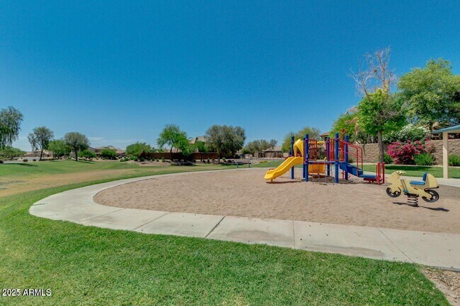 Building Photo - 906 E Pasture Canyon Dr