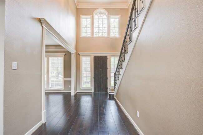 Building Photo - 11 E Wedgemere Cir