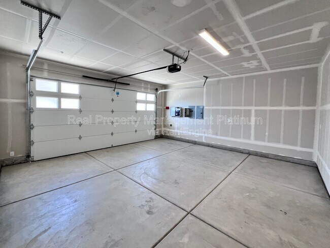 Building Photo - 6596 E Cresthaven Dr
