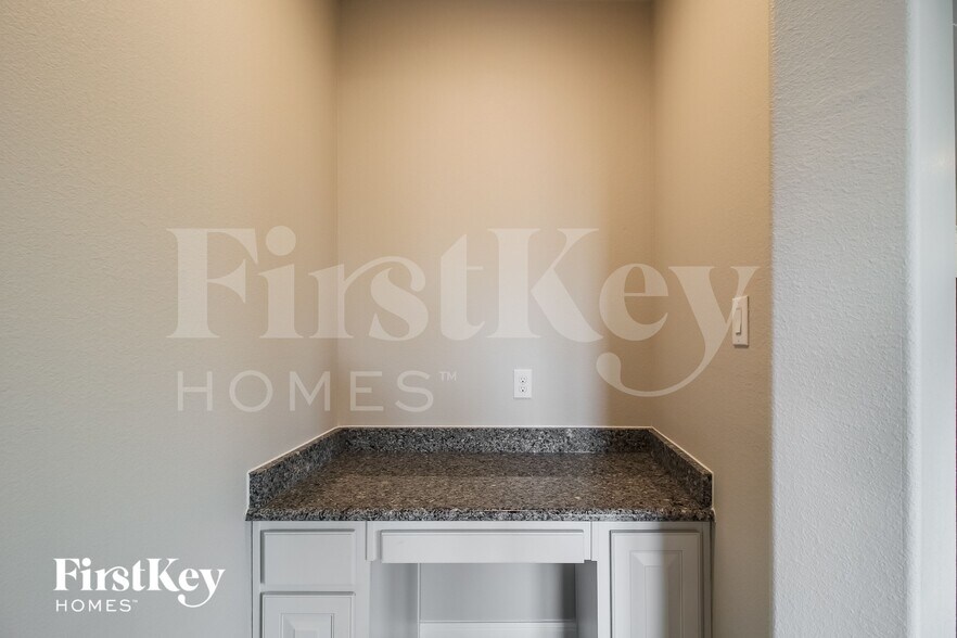 Building Photo - 401 Goldfinch Rd